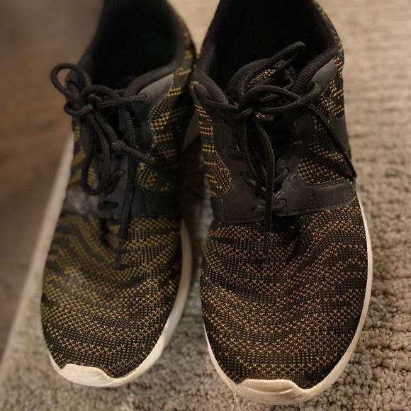 Nike Roshe Run Knit Jacquard Sneaker in black and yellow lace up y2k size 6.5 - Picture 3 of 9